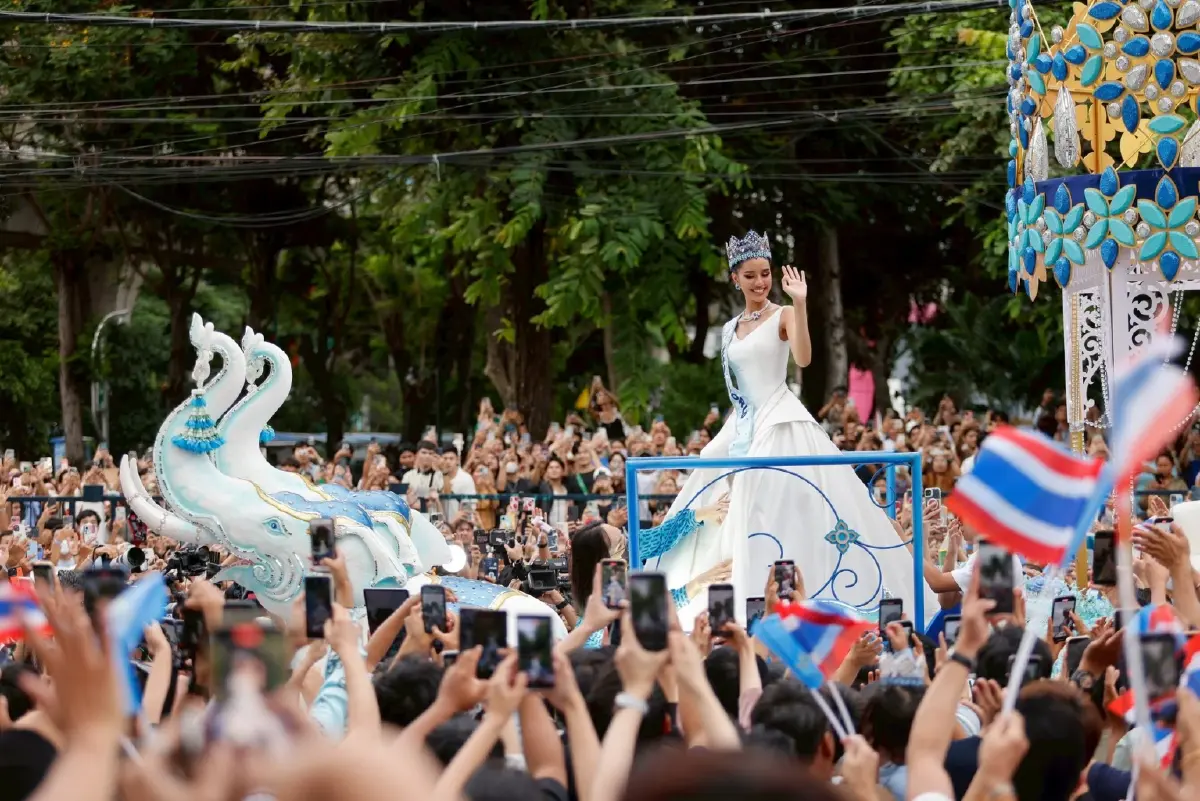 ชมภาพ ขบวนแห่แห่งเกียรติยศ โอปอล สุชาตา มิสเวิลด์ 2025 คนแรกของไทย