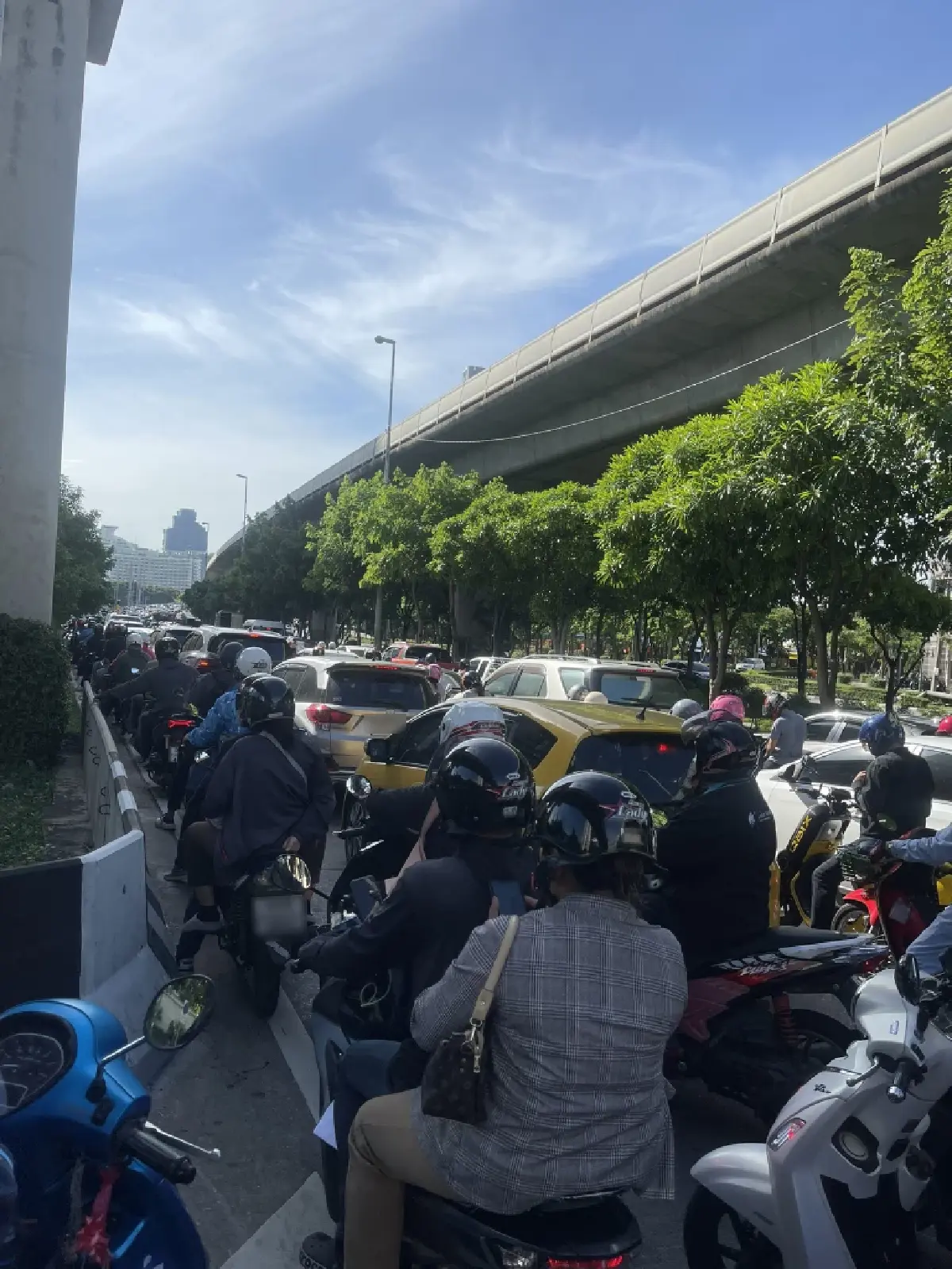 คืบหน้า รถเครนจอดเสีย ถนนพระราม 4 รถติด สะพานสมเด็จพระเจ้าตากสิน