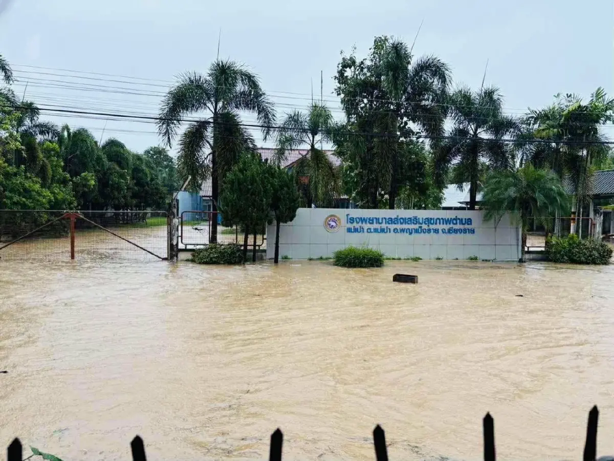 น้ำท่วมเชียงราย น้ำป่าถล่มพญาเม็งราย-เวียงชัย ขนของขึ้นที่สูง