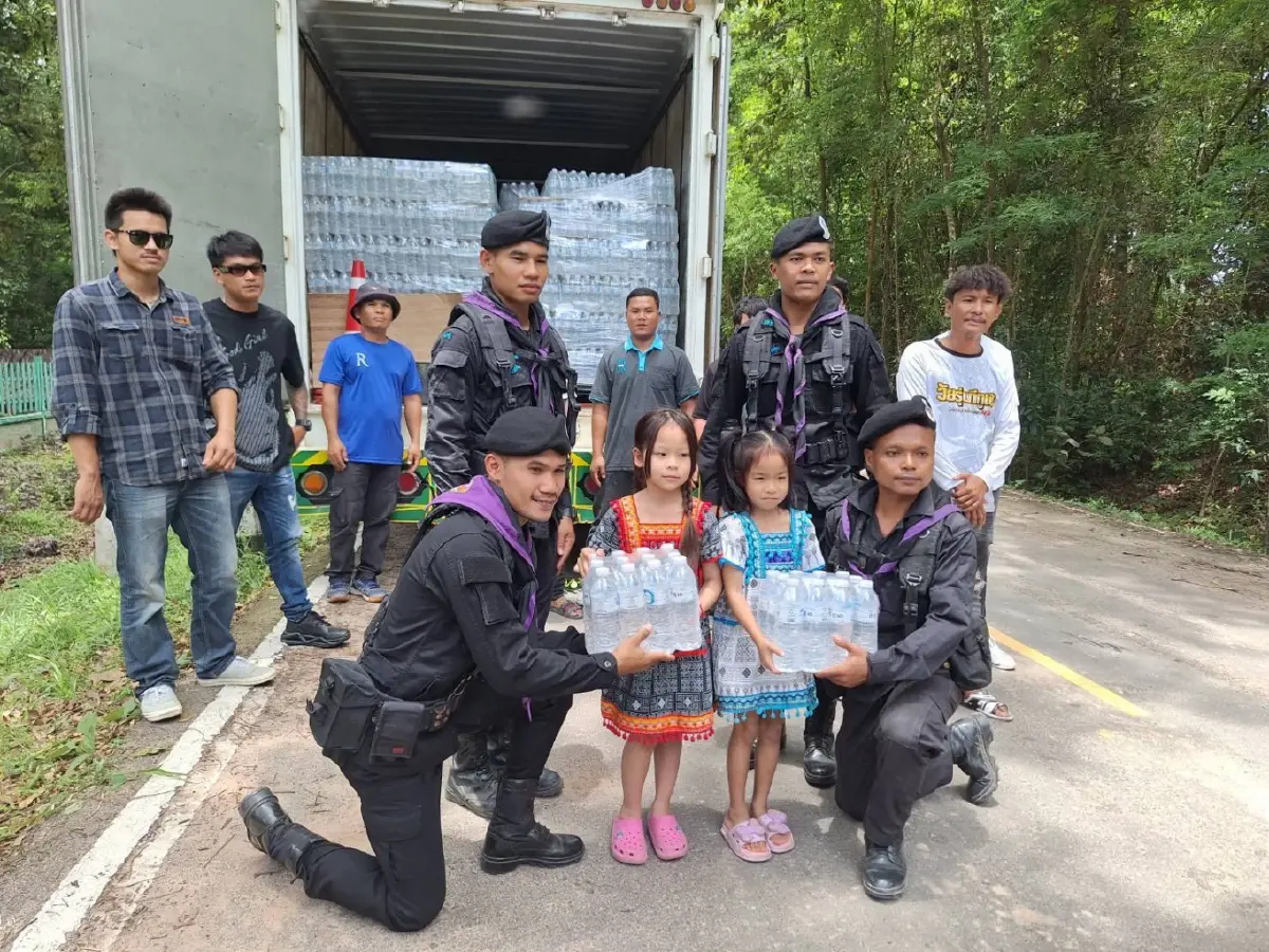 แห่ให้กำลังใจมอบสิ่งของ เจ้าหน้าที่-ทหาร แนวชายแดนไทย-กัมพูชา