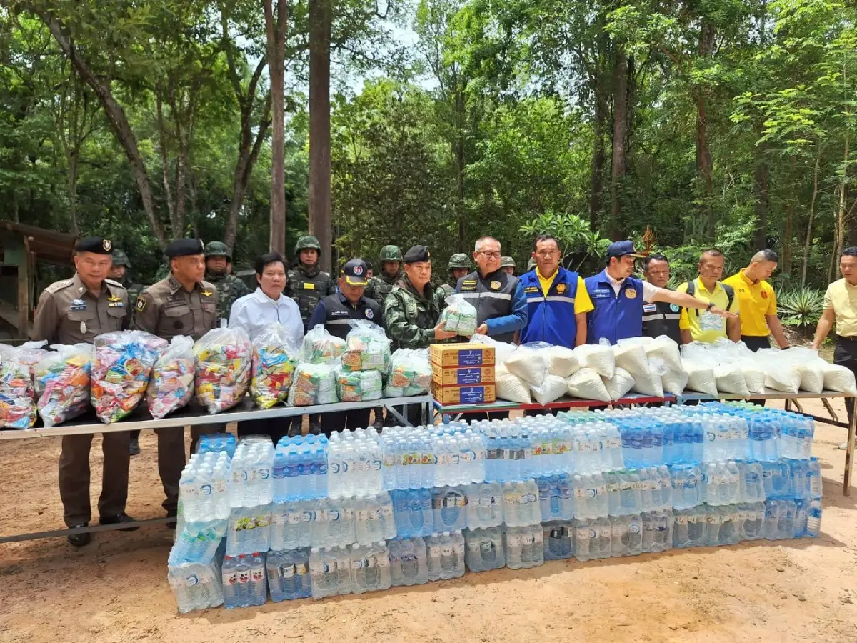 แห่ให้กำลังใจมอบสิ่งของ เจ้าหน้าที่-ทหาร แนวชายแดนไทย-กัมพูชา