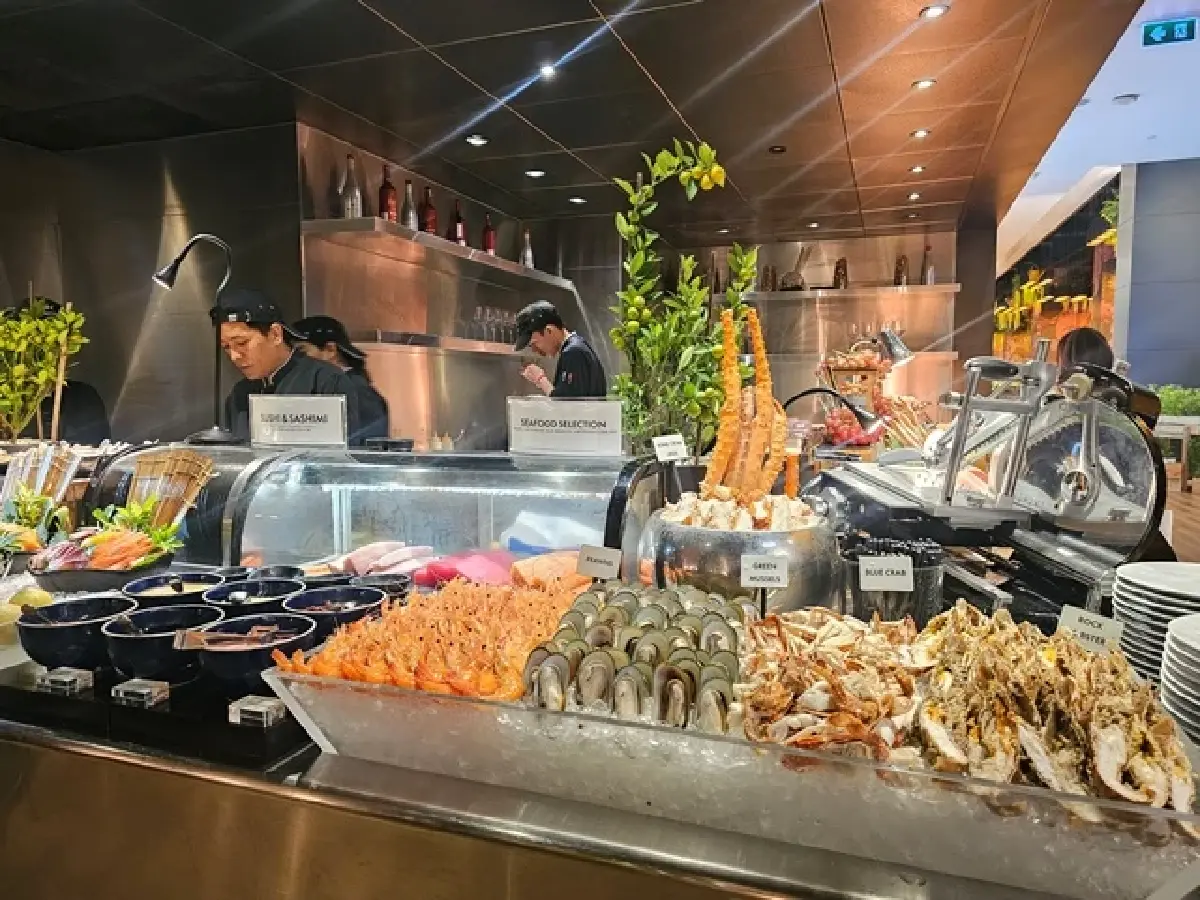 ‘บุฟเฟ่ต์คืนวันเสาร์’  Saturday Dinner Buffet ที่ W Bangkok Hotel