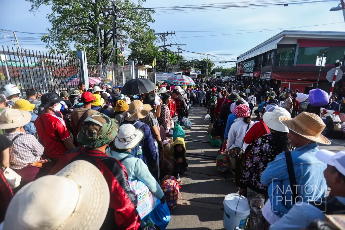 ชาวกัมพูชาแห่กลับภูมิลำเนา หลังเปิด 'ด่านบ้านคลองลึก' ชั่วคราว