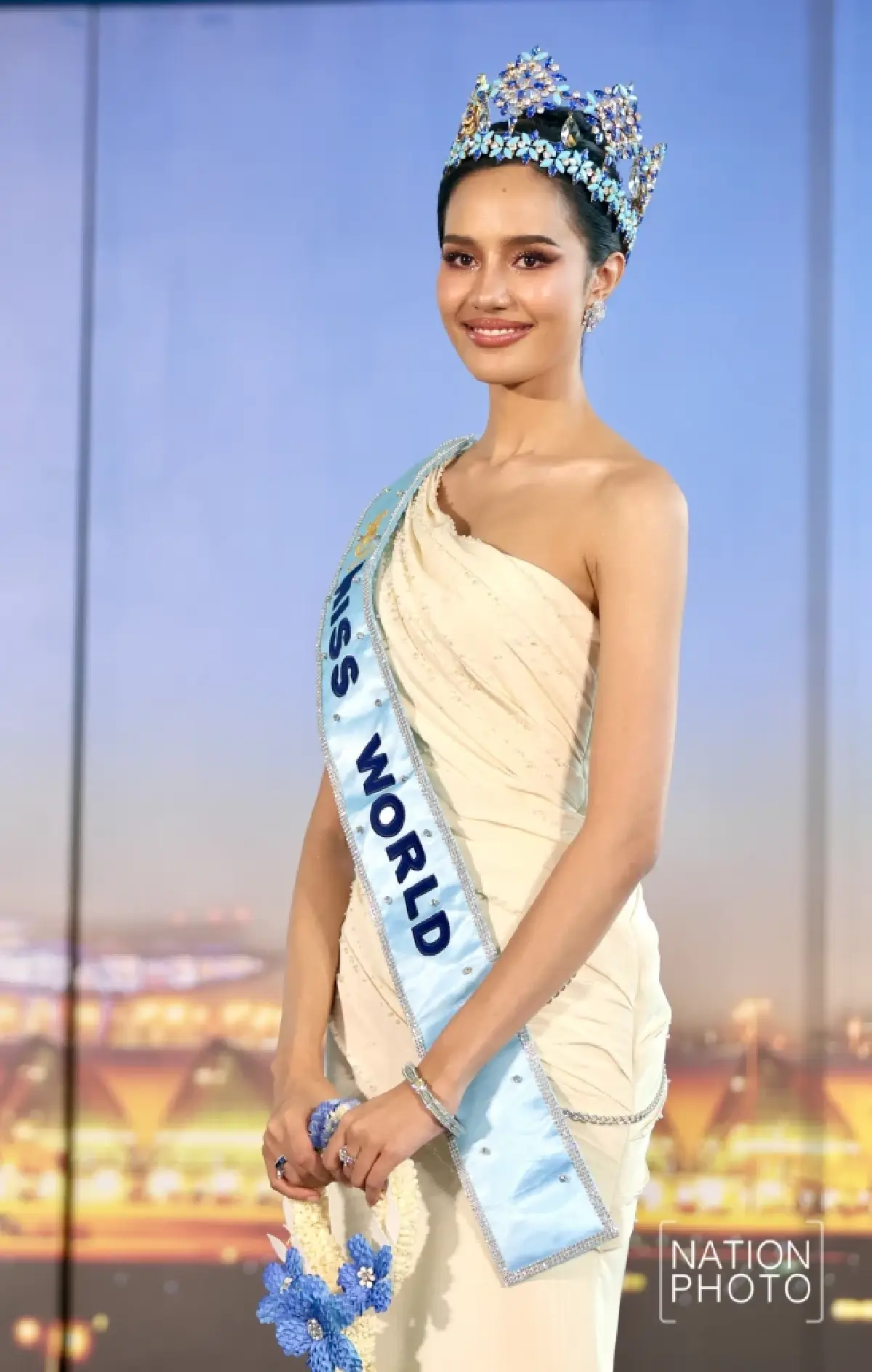 โอปอล สุชาตา มิสเวิลด์ 2025 ออกจากสนามบินแล้ว เตรียมขึ้นรถแห่สุดยิ่งใหญ่