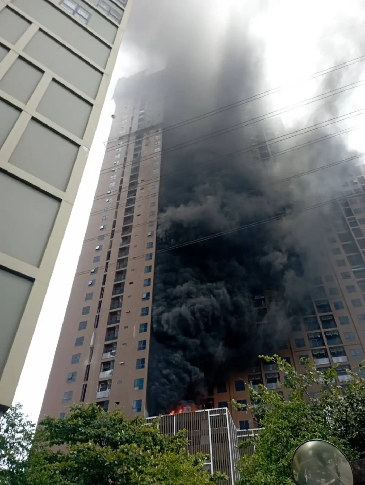 ด่วน! ไฟไหม้อาคารก่อสร้าง ซอยลาดพร้าว 8 จนท.เร่งดับเพลิงวุ่น