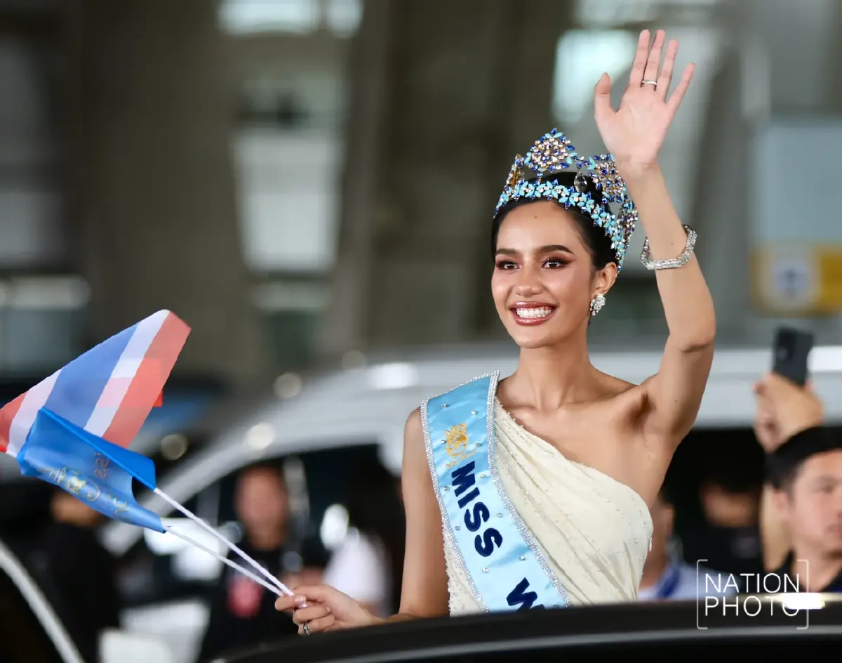 โอปอล สุชาตา มิสเวิลด์ 2025 ออกจากสนามบินแล้ว เตรียมขึ้นรถแห่สุดยิ่งใหญ่