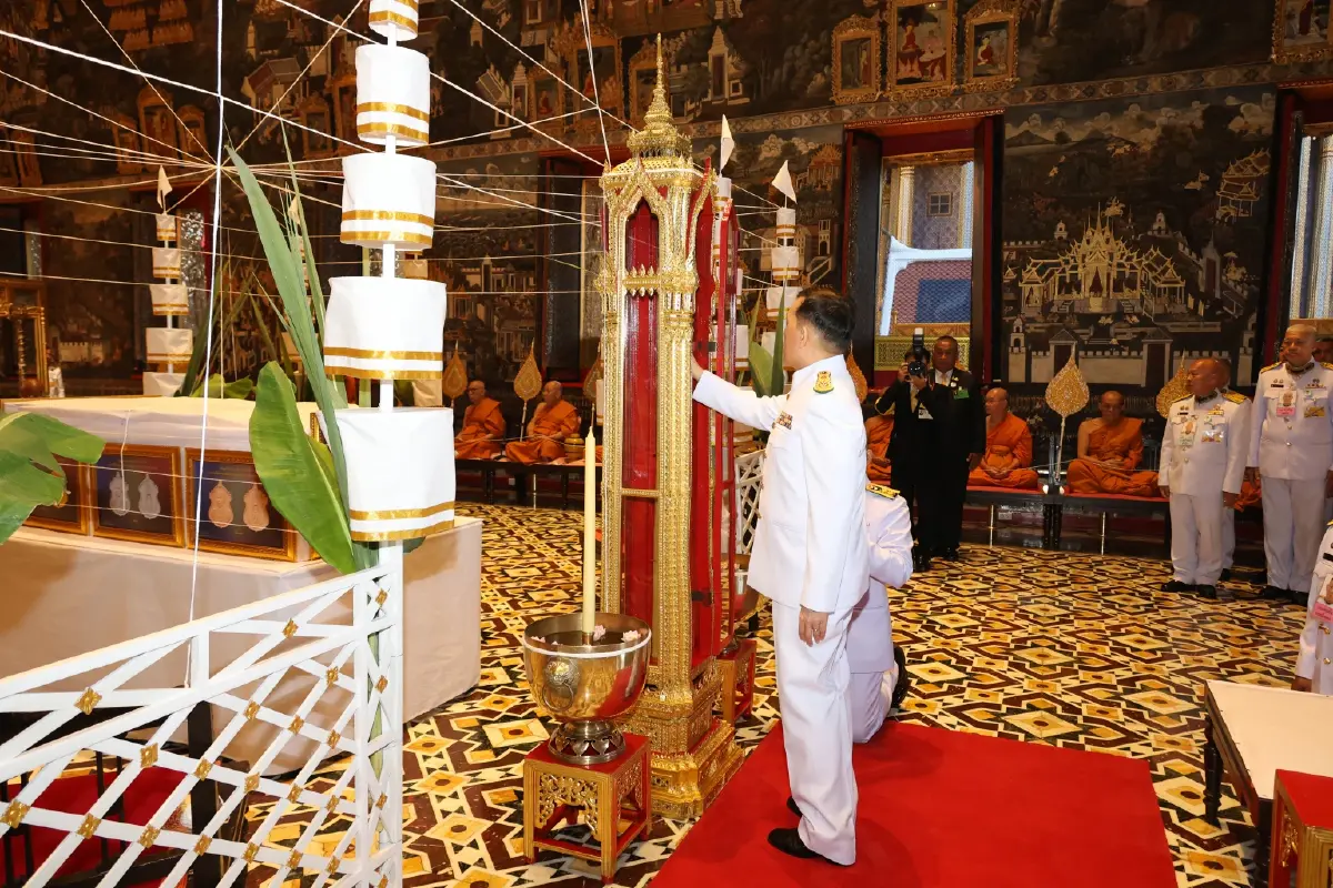 ในหลวง พระราชินี ทรงประกอบพิธีมังคลาภิเษกเหรียญพระบรมรูปพระบาทสมเด็จพระเจ้าอยู่หัว