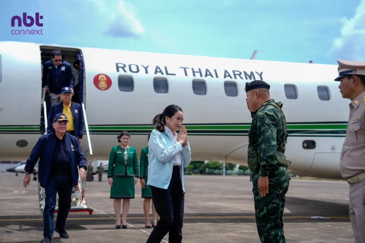 อุ๊งอิ๊ง แพทองธาร ยิ้ม พล.ท.บุญสิน แม่ทัพภาค 2 รอรับสนามบินอุบลฯ