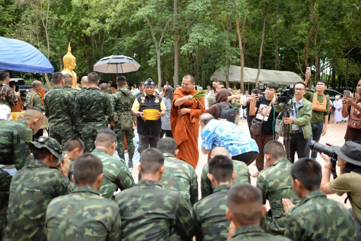 พระสิ้นคิด 'หลวงตาสินทรัพย์' เสริมพลังทหารชายแดนไทย-กัมพูชา ให้เกราะ