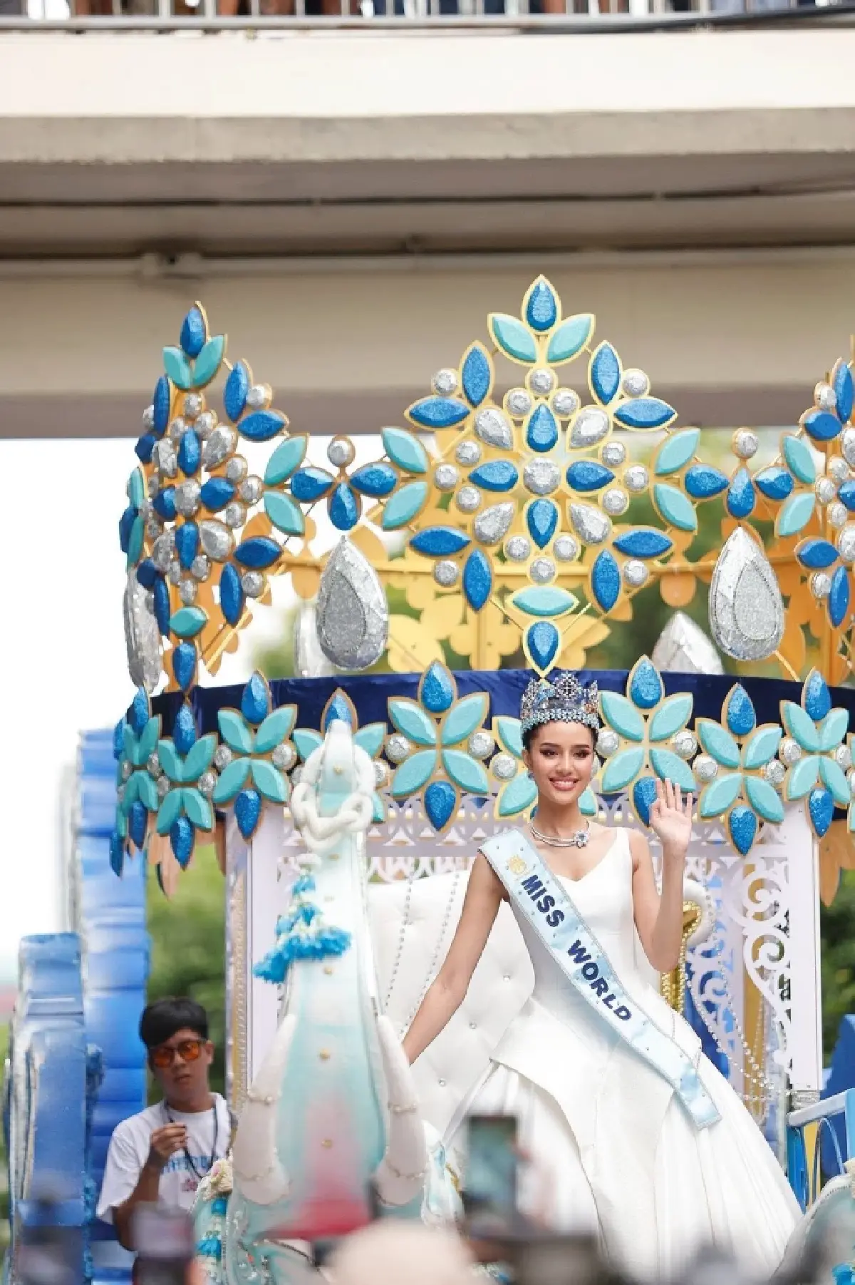 ชมภาพ ขบวนแห่แห่งเกียรติยศ โอปอล สุชาตา มิสเวิลด์ 2025 คนแรกของไทย