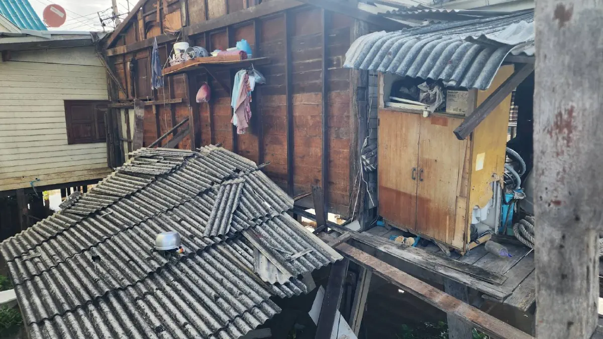 ด่วน บ้านทรุดลงน้ำ ใกล้ซอยพิบูลสงคราม 1 มีผู้บาดเจ็บ เร่งนำส่ง รพ.