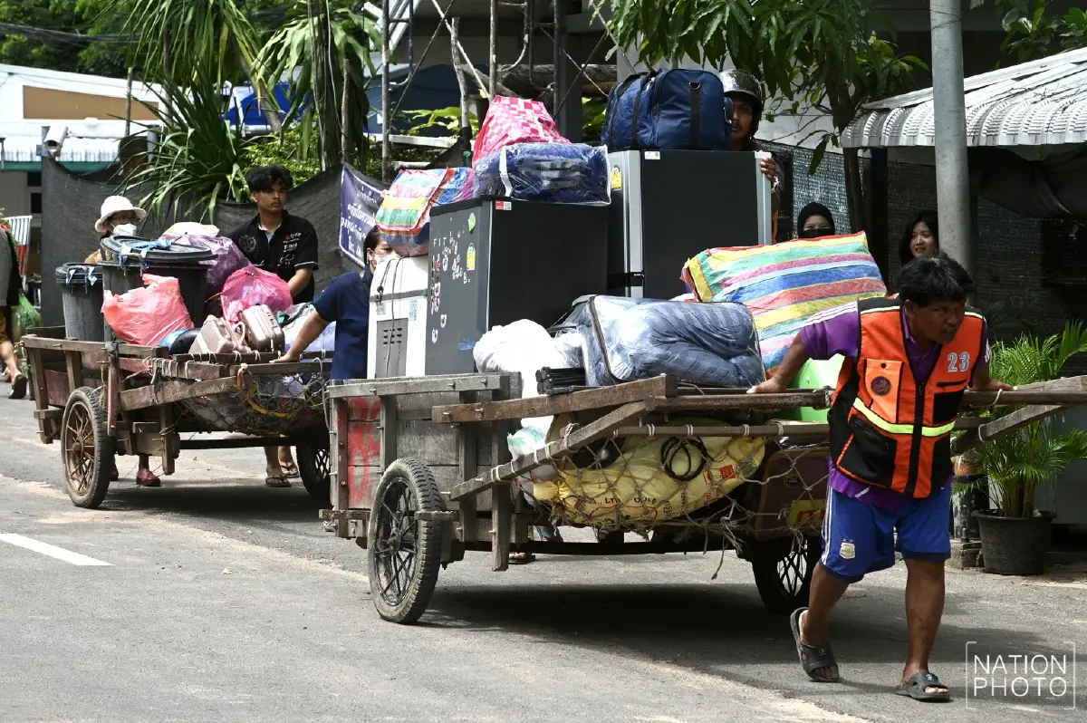 ทะลัก 'ด่านช่องจอม' ชาวกัมพูชากว่า 500 ชีวิต แห่ข้ามกลับประเทศ