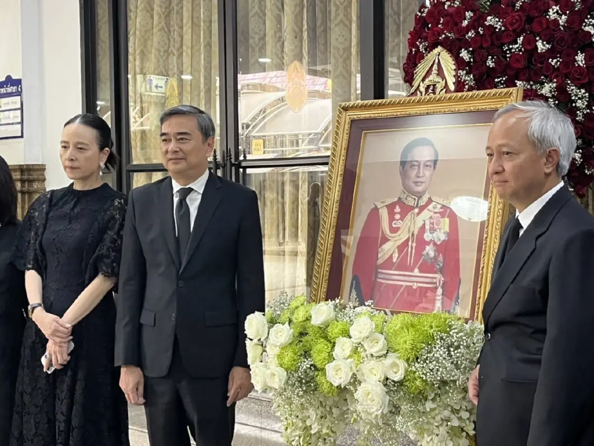 'อานันท์' ร่วมรดน้ำศพ 'บิ๊กสุ'  เพื่อน จปร.5 -นักการเมือง แห่ไว้อาลัย