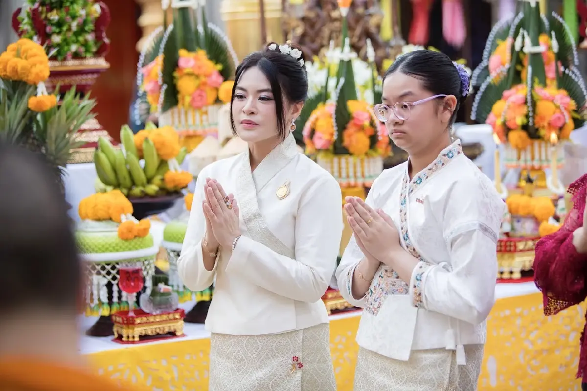 'มาดามหยก' เบิกเนตร องค์สมเด็จฯ วัดพระธาตุดอยสุเทพ ขอคนไทยพ้นขัดแย้ง
