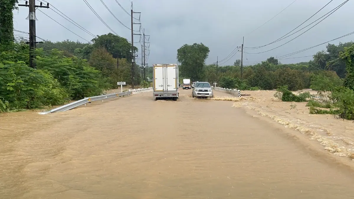เส้นทางเกาะช้างอัมพาต ฝนถล่มตราด น้ำหลากท่วมถนนสูง รถติดยาว