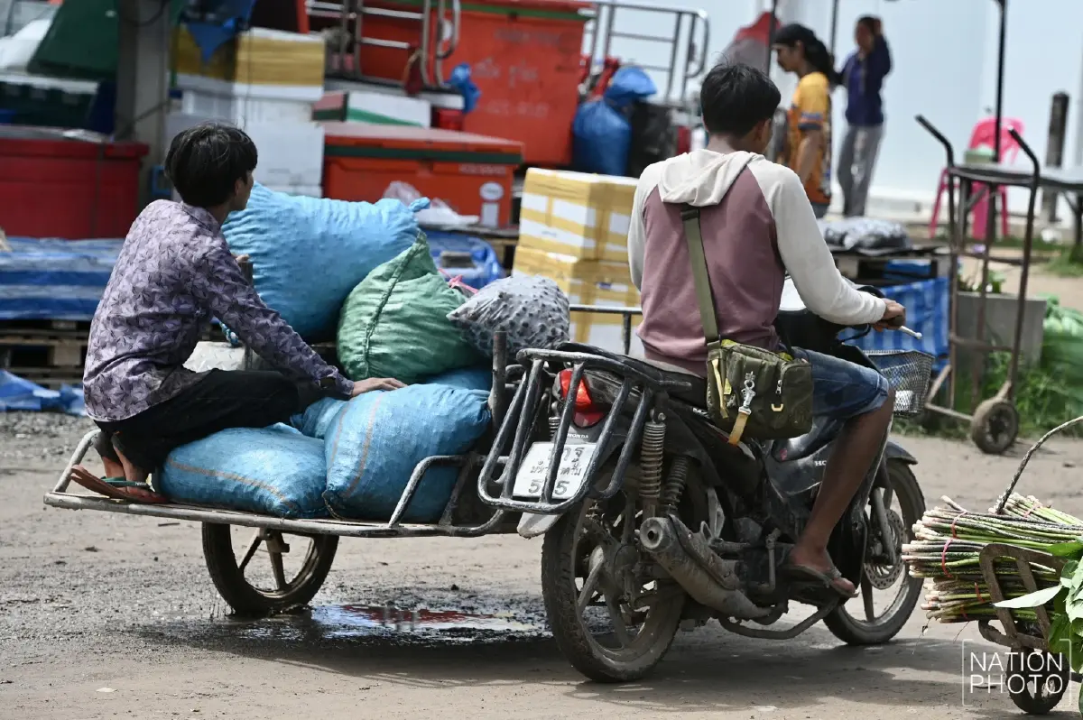 กระทบหนัก! ชาวกัมพูชาขายเห็ดได้น้อย จำกัดเวลาเปิดปิดด่าน