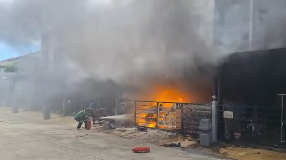 ไฟไหม้ทาวน์เฮ้าส์ หมู่บ้านดัง ราชพฤกษ์-รัตนาธิเบศร์ จนท.เร่งดับ