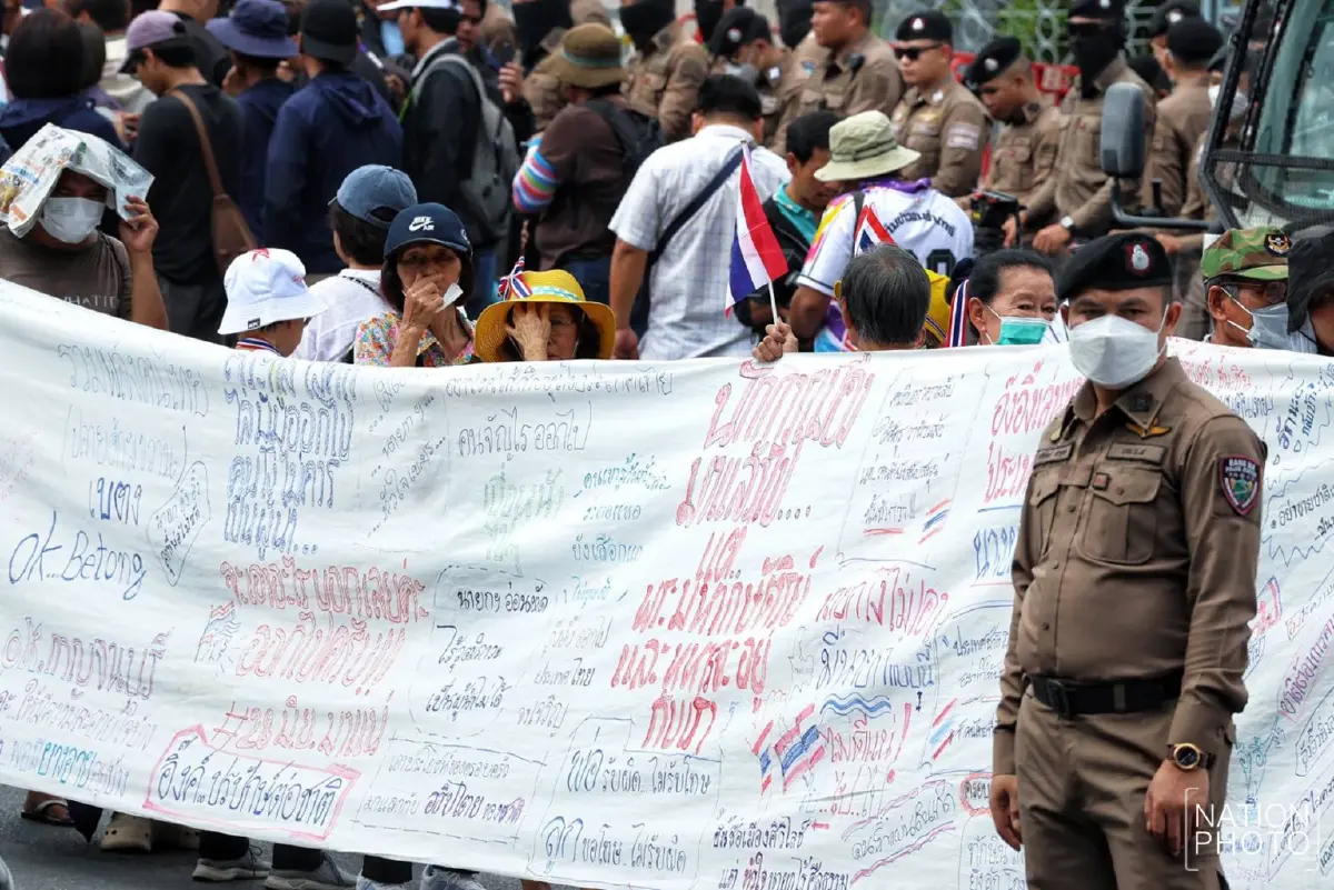 ม็อบประชิดทำเนียบไล่ 'อุ๊งอิ๊ง แพทองธาร' พ้นนายกฯ เซ่นคลิปฮุน เซน