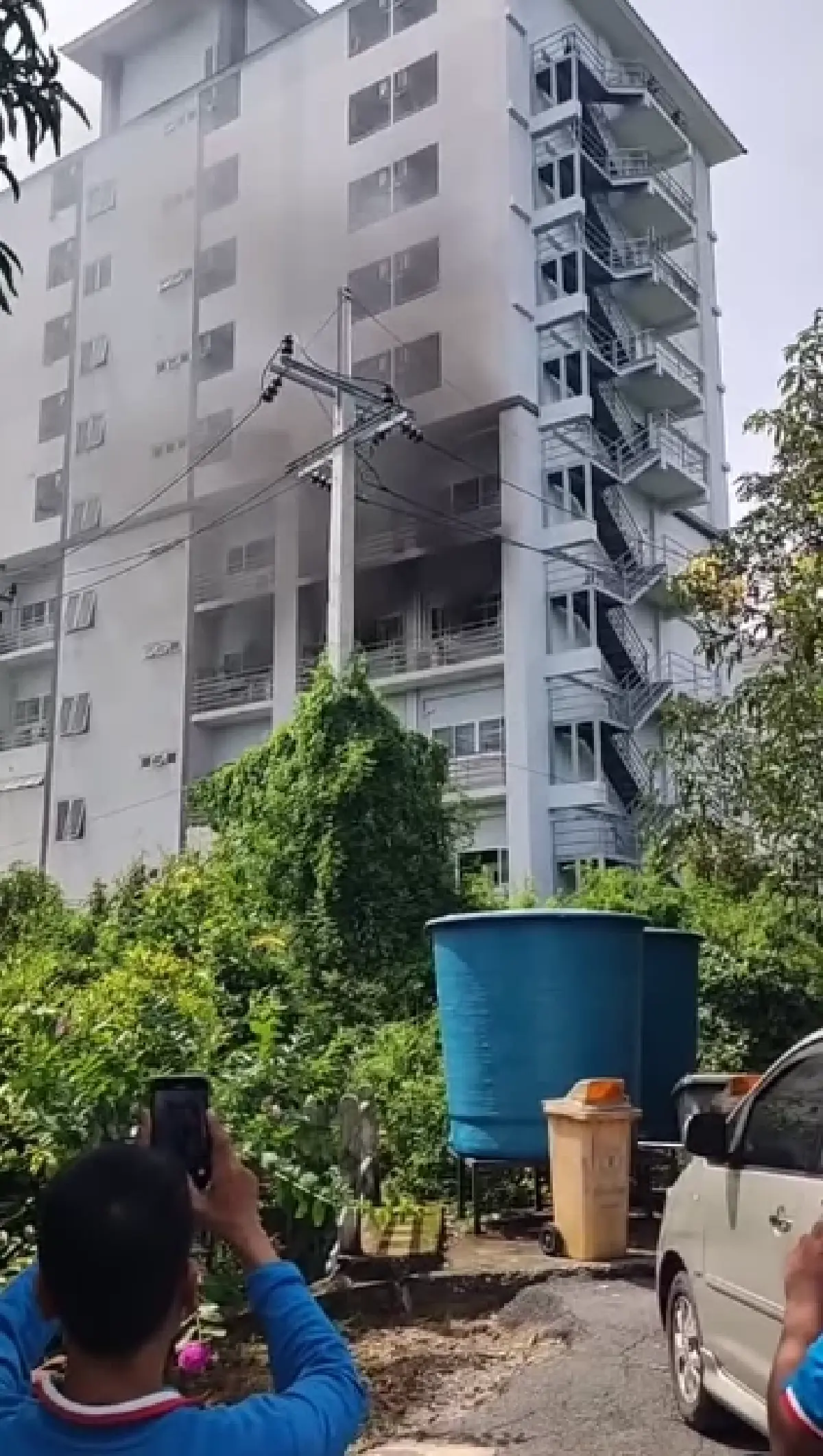 ด่วน ไฟไหม้หอพักนักกีฬา นนทบุรีวิทยาลัย เป็นอาคาร 10 ชั้น ควันโขมง