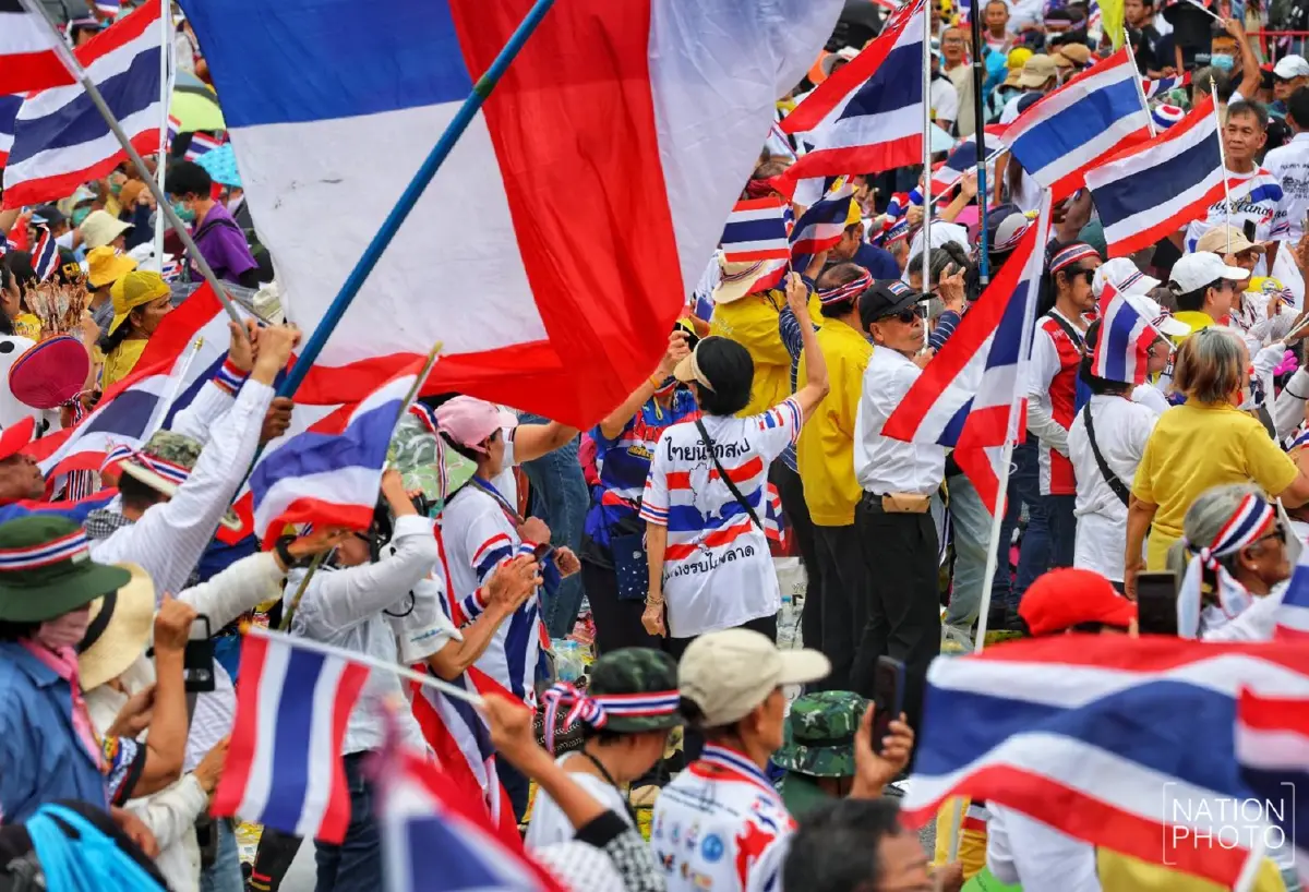 ปิดจราจร พหลโยธิน ขาลงอนุสาวรีย์ชัยสมรภูมิ ผู้ชุมนุมเต็มพื้นที่