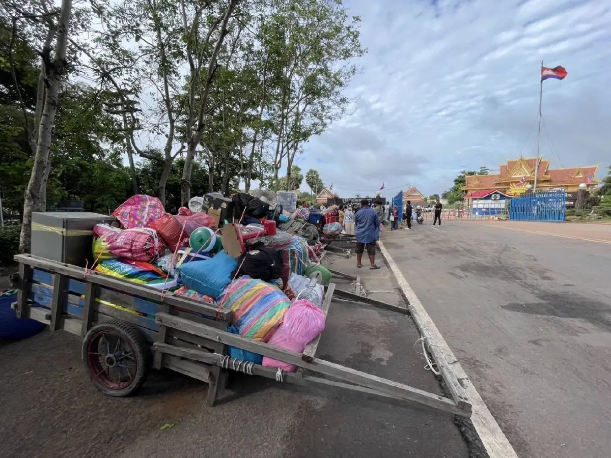 ชาวเขมรจำนวนมาก รอข้ามชายแดนไทยขนตู้เย็นพัดลม กลับกัมพูชา