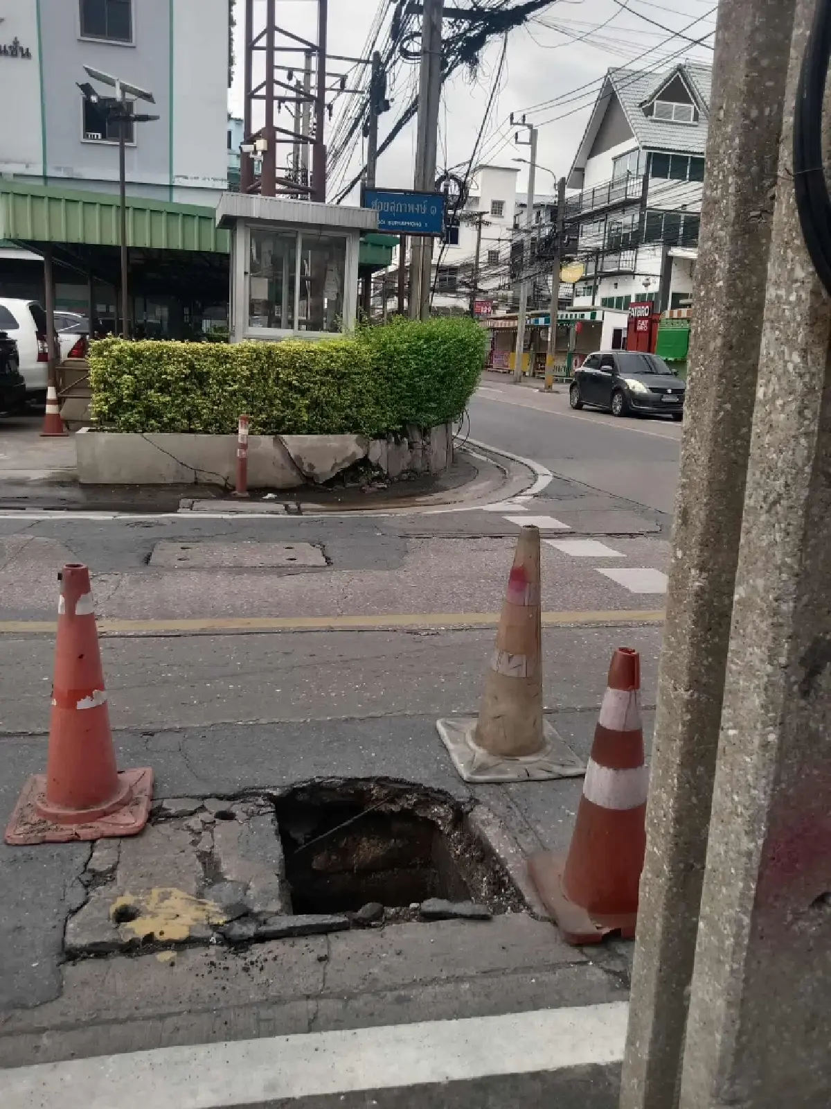 เตือนผู้ใช้รถใช้ถนน ฝาท่อระบายน้ำชำรุด ซ.ศรีนครินทร์ 42 ให้ระวัง