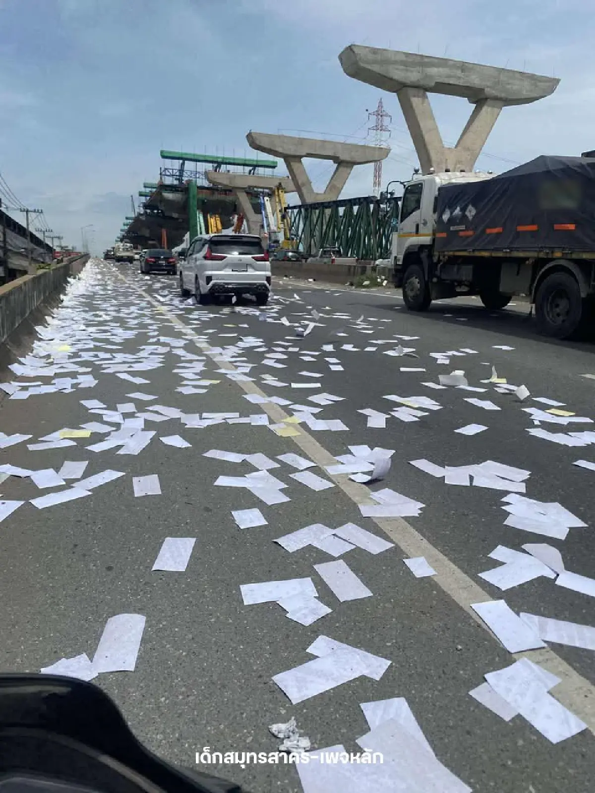 ผู้ใช้ทางระวัง ถนนพระราม 2 กระดาษตกเกลื่อนสะพานข้ามแม่น้ำท่าจีน