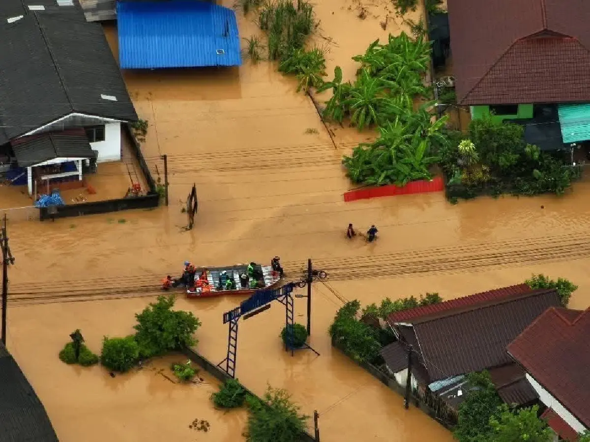 ฝนถล่มเชียงรายหนัก 5 อำเภออ่วม บ้านเรือนเสียหาย 4,400 หลัง ถนนขาด