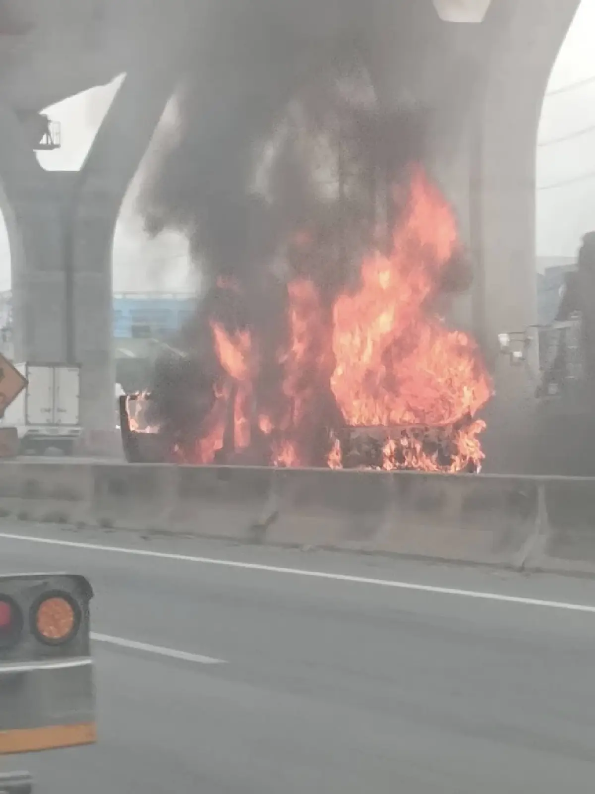 ระทึก เกิดเหตุไฟไหม้รถตู้โดยสารบนถนนพระราม 2 เพลิงเผาวอดทั้งคัน