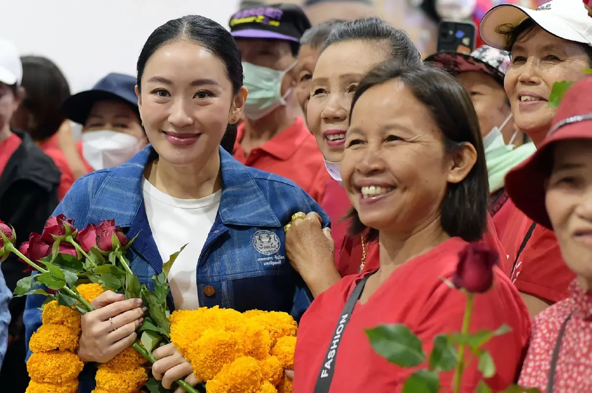 ชาวเชียงรายให้กำลังใจนายกฯ 'สู้ ๆ นะเจ้า' ก่อนลงพื้นที่น้ำท่วม