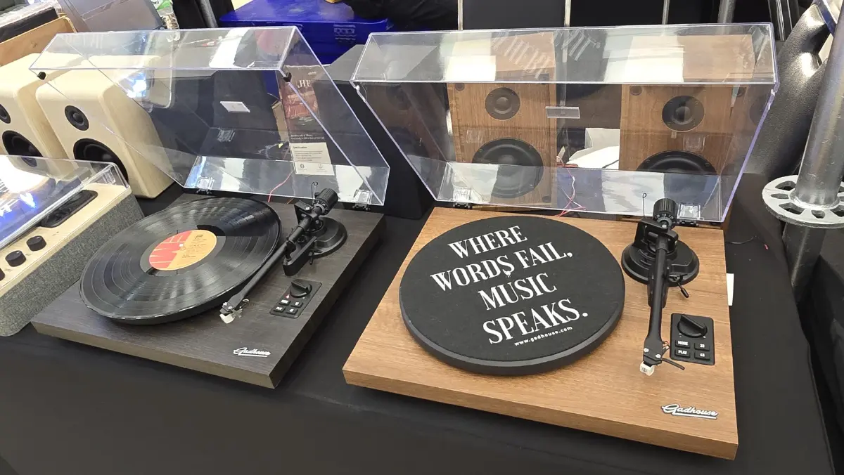 \'เป้ อารักษ์\' กับแผ่นเสียงสะสม ในงาน \'SOUNDLAB 2025\'