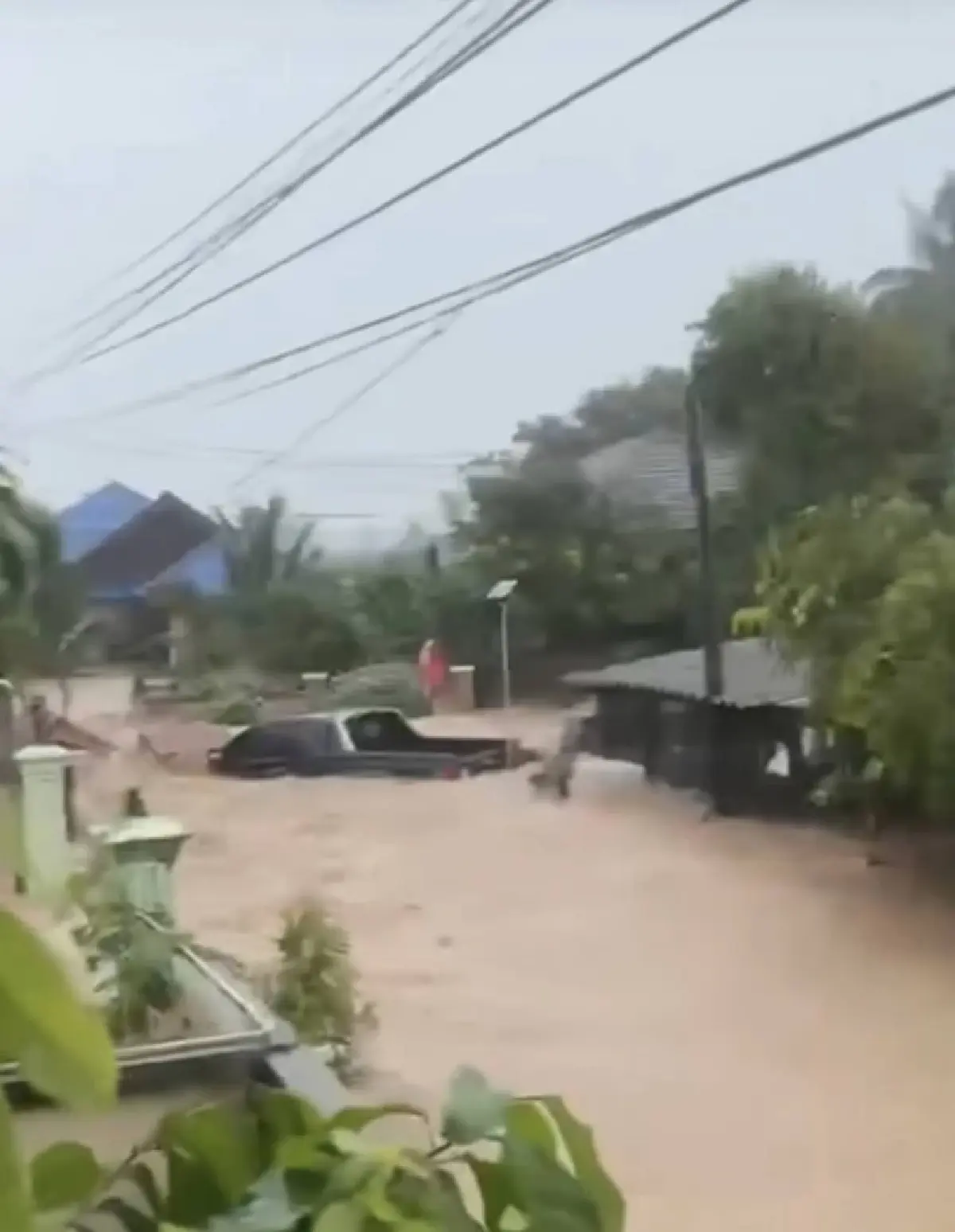 น้ำท่วมเชียงราย น้ำป่าถล่มพญาเม็งราย-เวียงชัย ขนของขึ้นที่สูง