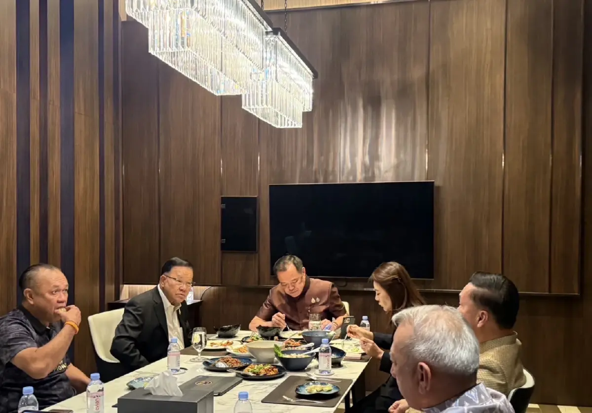 ‘อนุทิน’ ควง ‘เนวิน-สันติ’ กินข้าวโชว์ปึ้ก ร่วมงาน ‘ภท.’