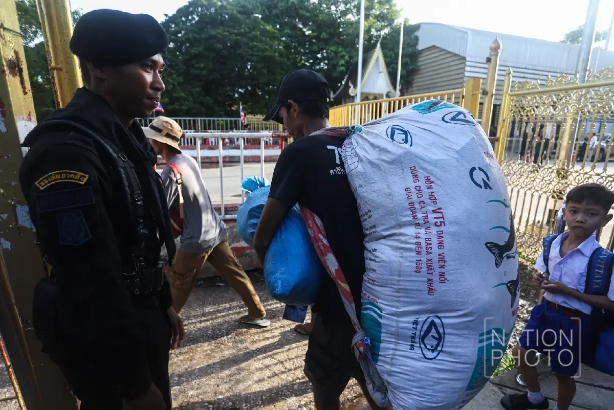 ชาวกัมพูชาแห่กลับภูมิลำเนา หลังเปิด 'ด่านบ้านคลองลึก' ชั่วคราว