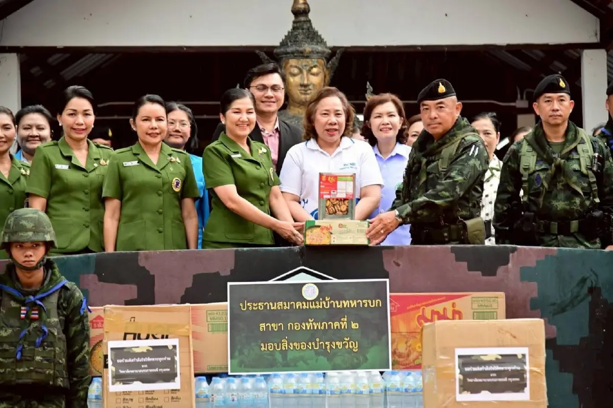 กำลังใจ 'มทภ.2' คณะแม่บ้านมอบสิ่งของให้ ทหารปฏิบัติหน้าที่ปราสาทตาเมือนธม
