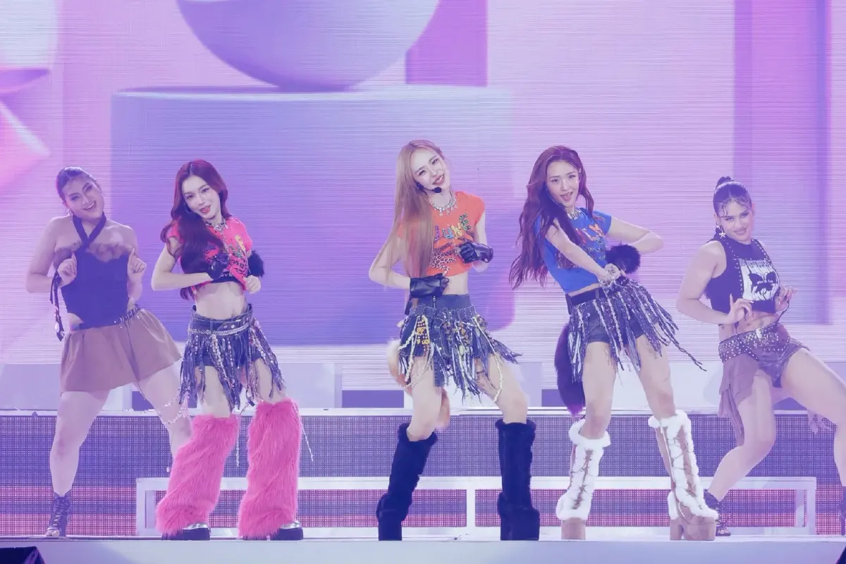 'BLUSH BLOSSOM FAN FEST' 10 สาว 'GMMTV' เสิร์ฟโชว์ 2 วัน ติดเทรนด์โลกอันดับ 1