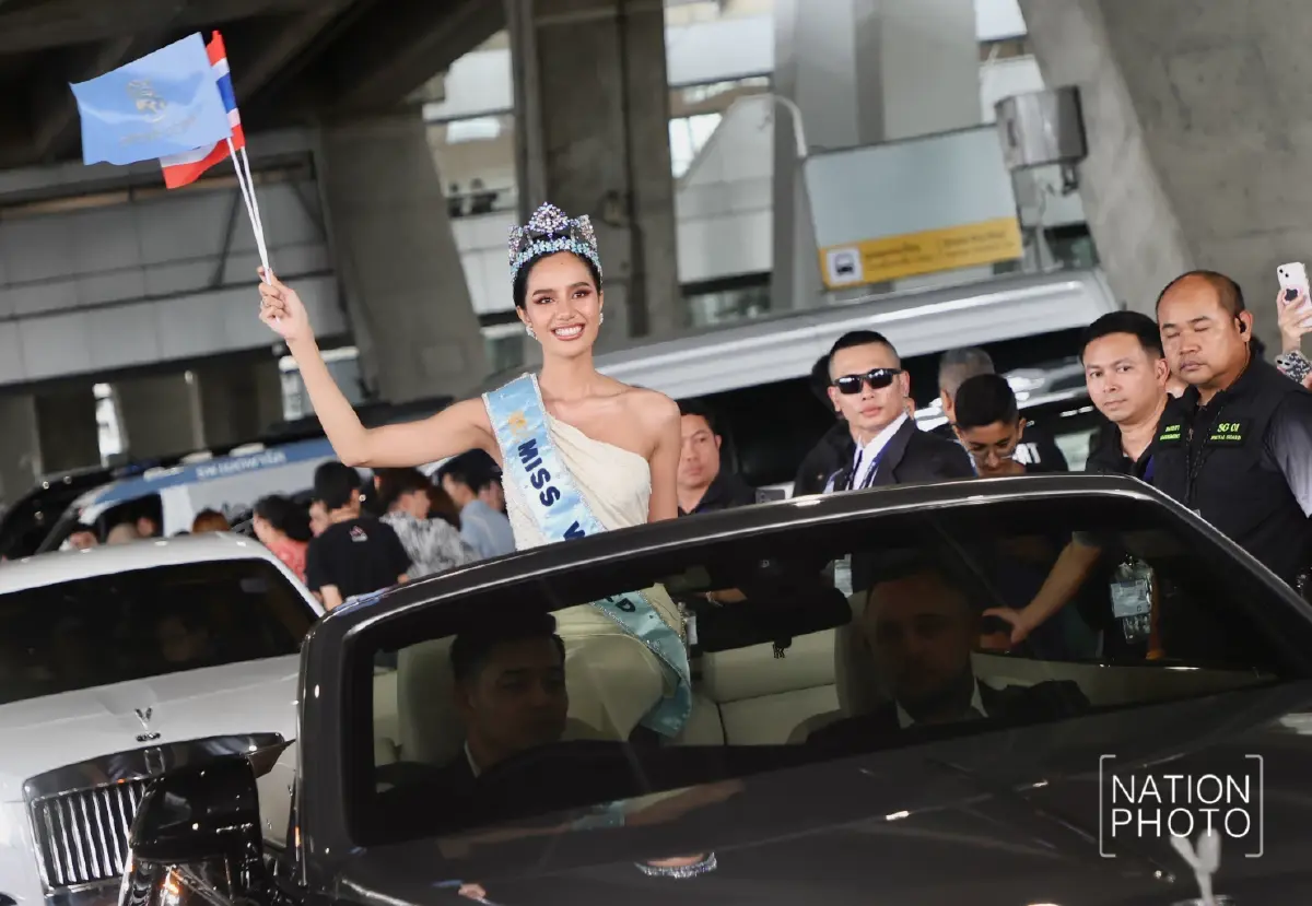 โอปอล สุชาตา มิสเวิลด์ 2025 ออกจากสนามบินแล้ว เตรียมขึ้นรถแห่สุดยิ่งใหญ่
