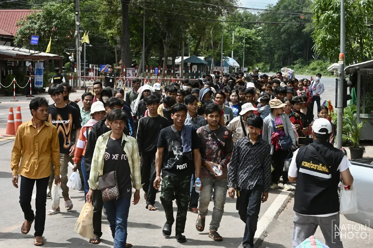 ทะลัก 'ด่านช่องจอม' ชาวกัมพูชากว่า 500 ชีวิต แห่ข้ามกลับประเทศ