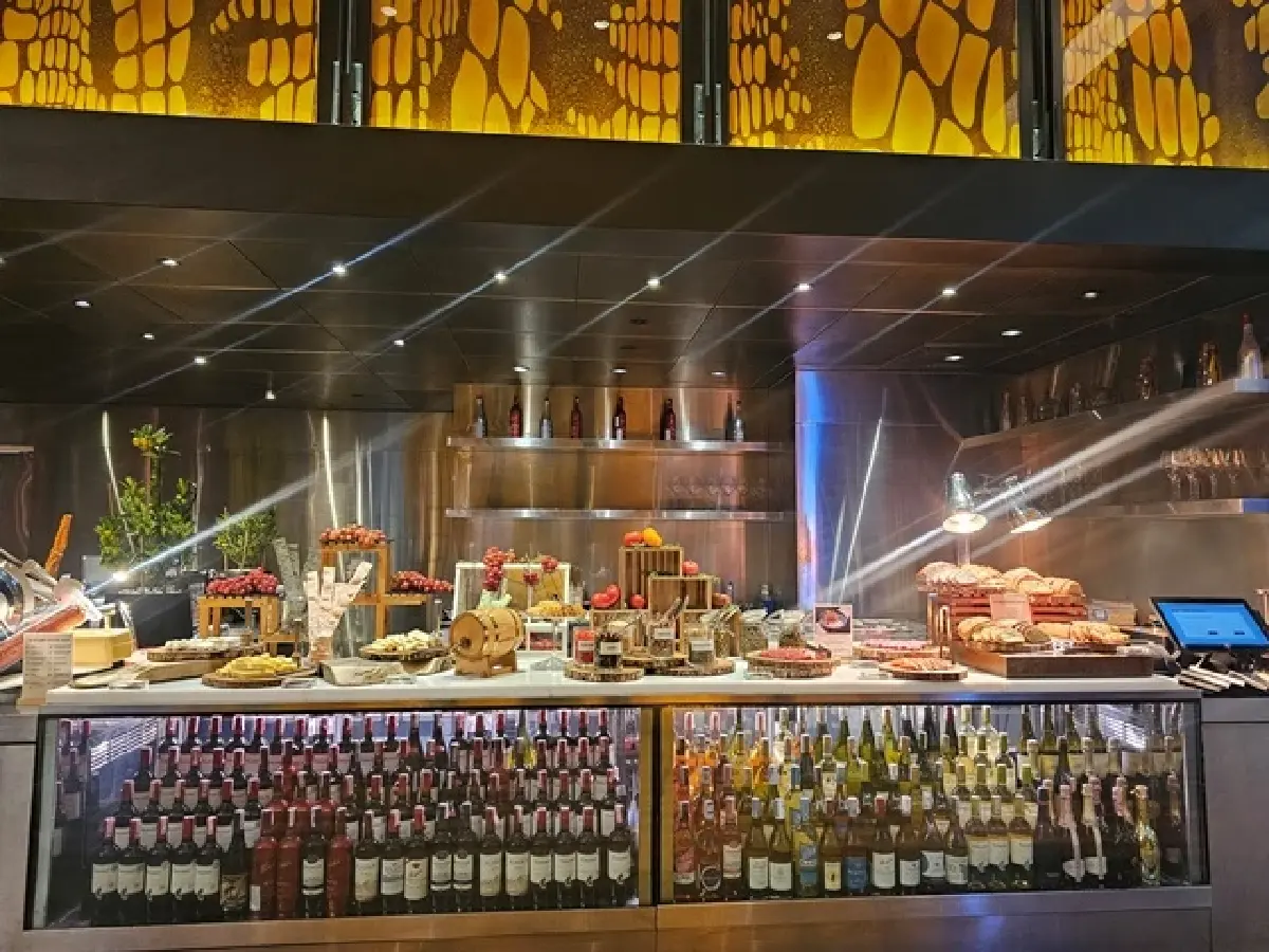 ‘บุฟเฟ่ต์คืนวันเสาร์’  Saturday Dinner Buffet ที่ W Bangkok Hotel