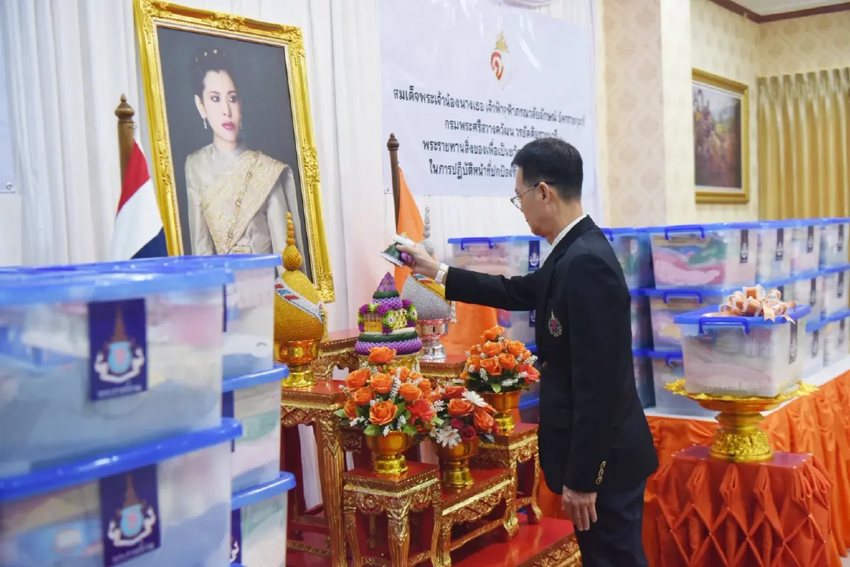 เจ้าฟ้าจุฬาภรณวลัยลักษณ์ พระราชทานสิ่งของแก่กองทัพภาค 2 เป็นขวัญกำลังใจ