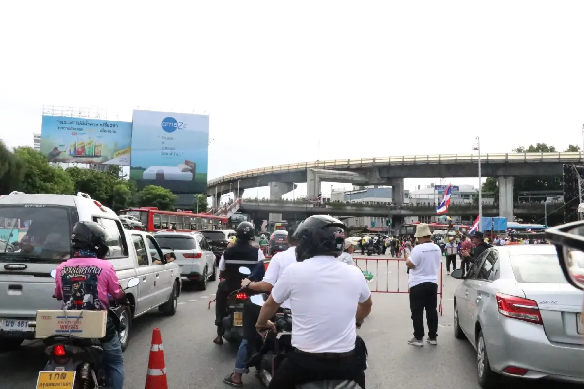 ผู้ว่าฯ ชัชชาติ นั่งวินมอไซค์ ไปอนุสาวรีย์ชัยฯ ตรวจชุมนุมใหญ่