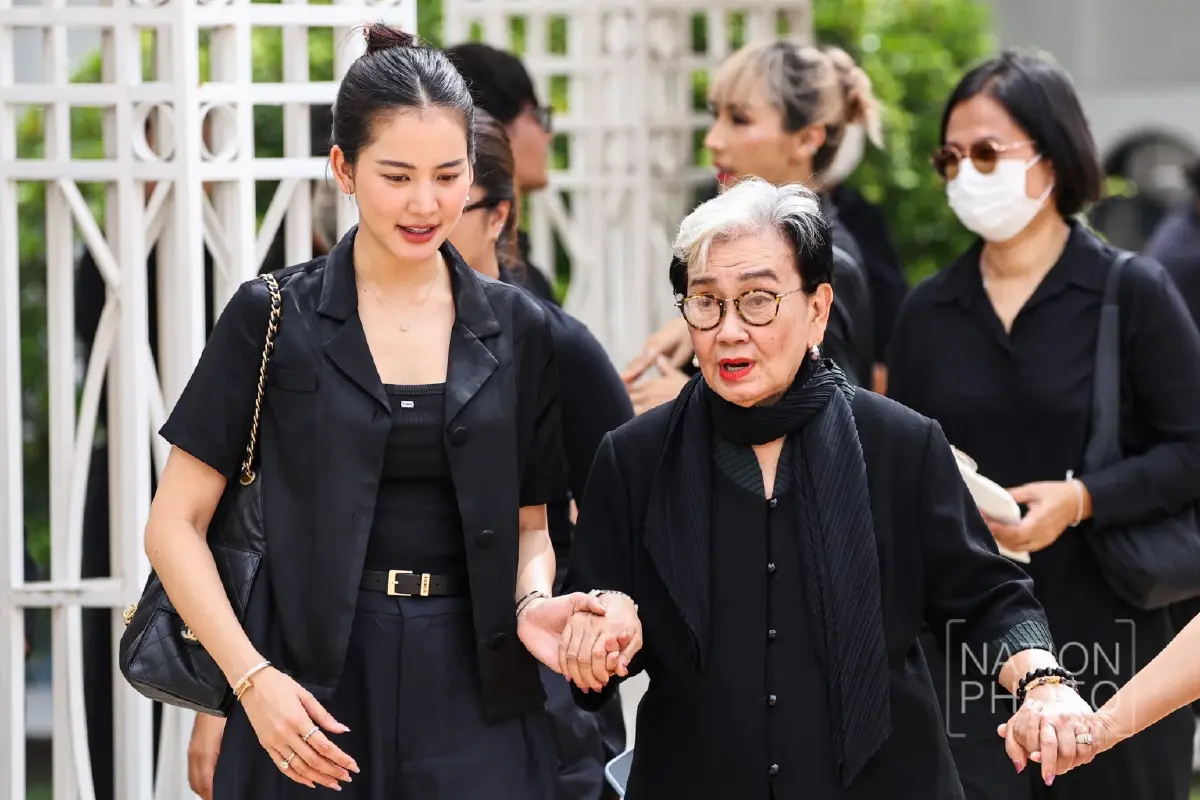 สุดเศร้า พิธีฌาปนกิจ 'คุณแม่งามทิพย์' คนบันเทิงร่วมอาลัยแน่นวัด