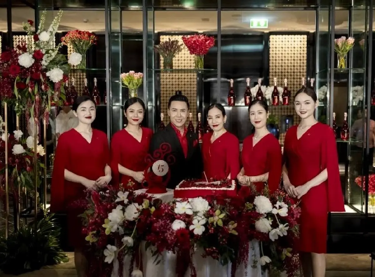 ฉลอง 15 ปี ‘Lady in Red’ และ Gentleman in Red ณ รร.สินธรเคมปินสกี้ฯ