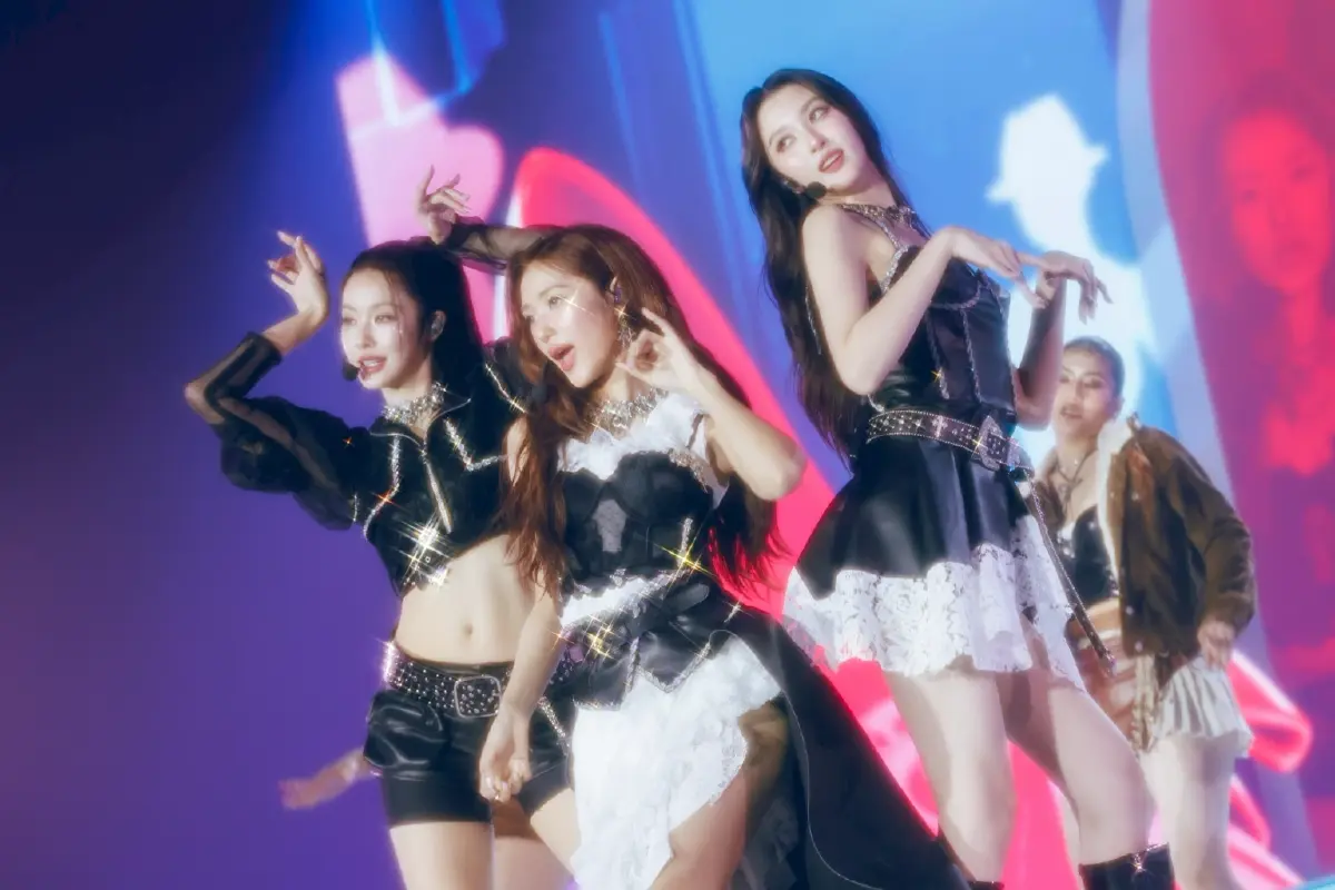 'BLUSH BLOSSOM FAN FEST' 10 สาว 'GMMTV' เสิร์ฟโชว์ 2 วัน ติดเทรนด์โลกอันดับ 1