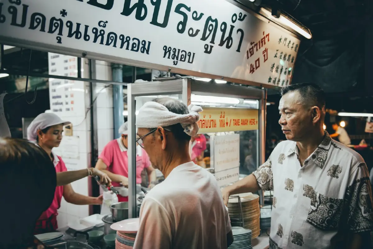 ‘โกอ่าง ข้าวมันไก่ประตูน้ำ’ ลุ้นสิ้นปีแตะ ‘200 ล้าน’ คำพ่อสอนธุรกิจไปต่อได้ ต้องมีลูกน้องดี