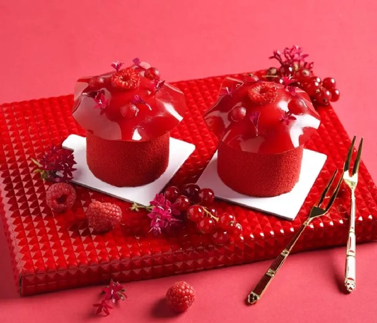 ฉลอง 15 ปี ‘Lady in Red’ และ Gentleman in Red ณ รร.สินธรเคมปินสกี้ฯ