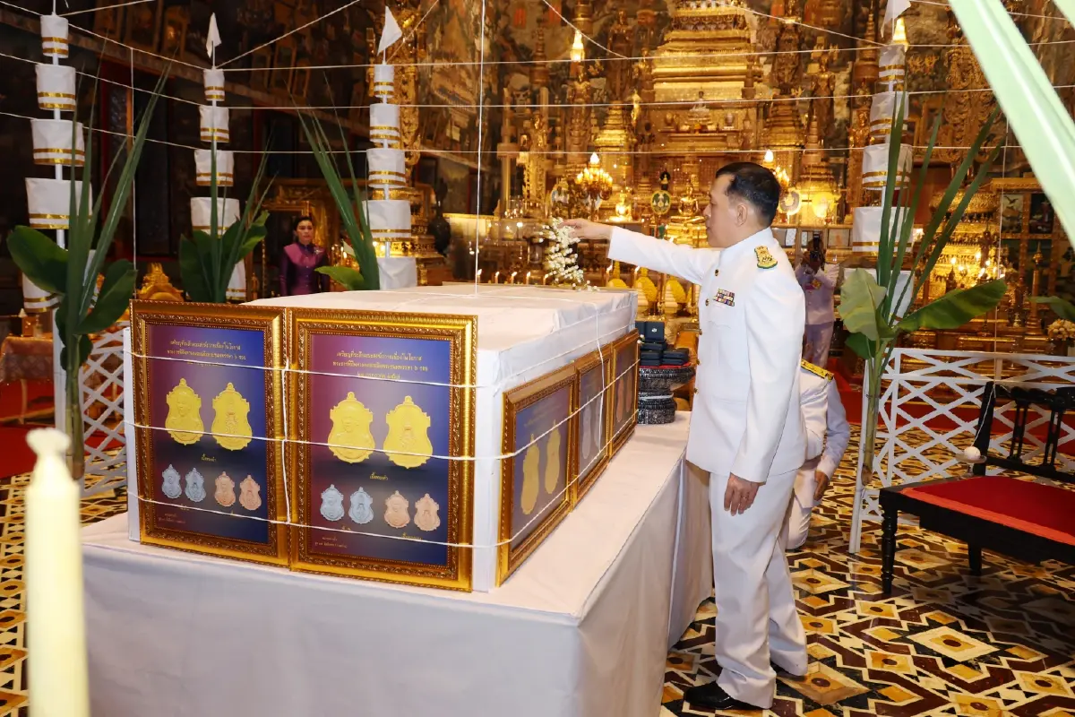 ในหลวง พระราชินี ทรงประกอบพิธีมังคลาภิเษกเหรียญพระบรมรูปพระบาทสมเด็จพระเจ้าอยู่หัว