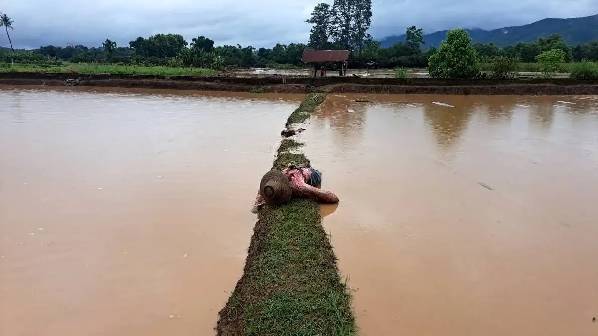 น้ำท่วมเชียงกลาง จ.น่าน ระดับน้ำเริ่มทรงตัว แต่ถนนผ่านไม่ได้