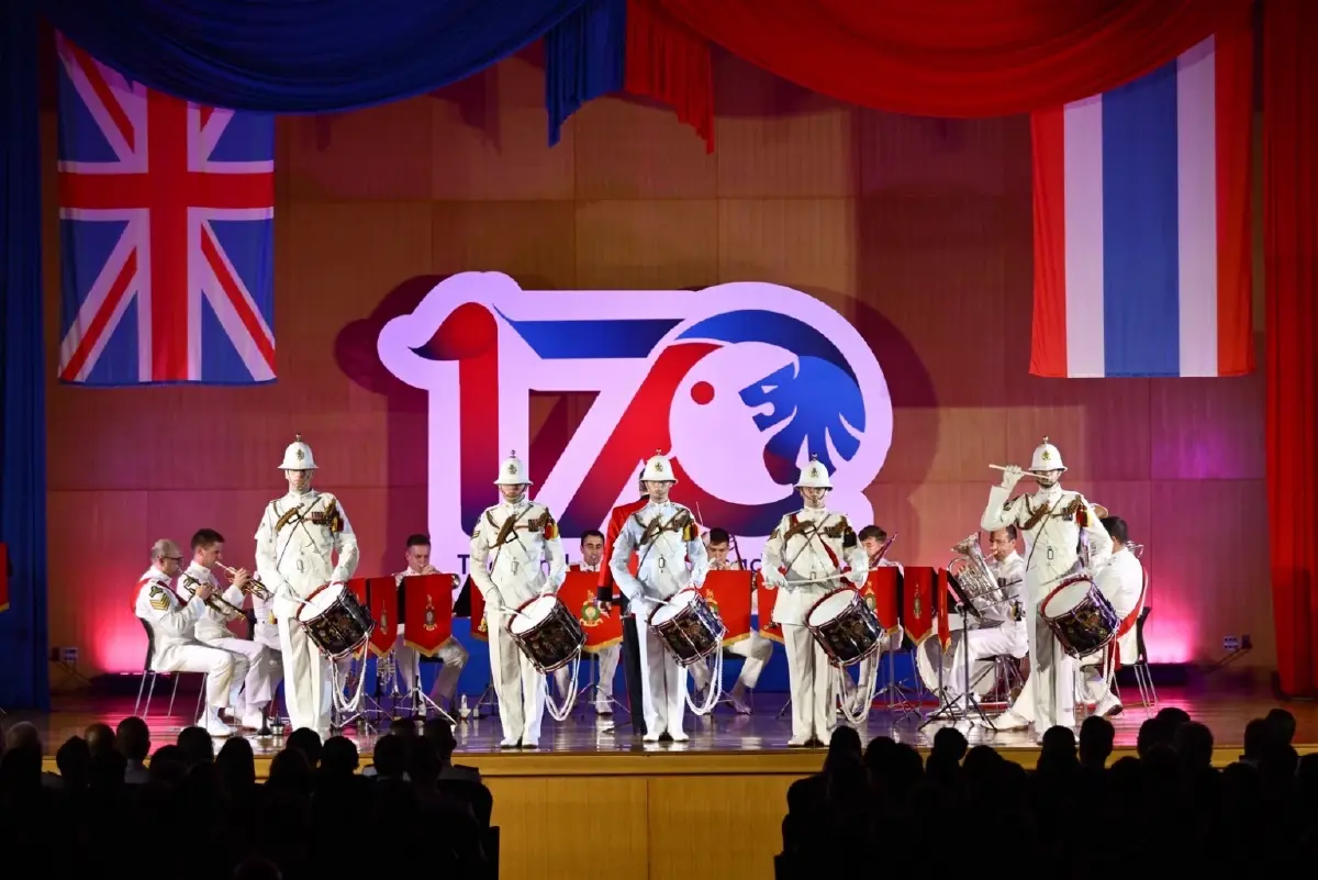 ในหลวง-พระราชินีทอดพระเนตรการแสดงดนตรีวงดุริยางค์ราชนาวิกโยธินในสมเด็จพระเจ้าชาลส์ที่ 3 แห่งสหราชอาณาจักร