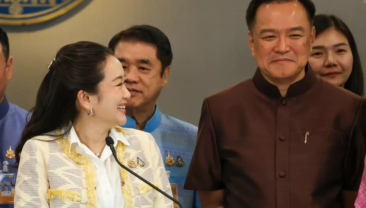 'เพื่อไทย'ไปต่อ ผนึก 10 พรรค สกัดเกมจับขั้วใหม่ ทิ้ง'ภูมิใจไทย' ไว้ข้างหลัง